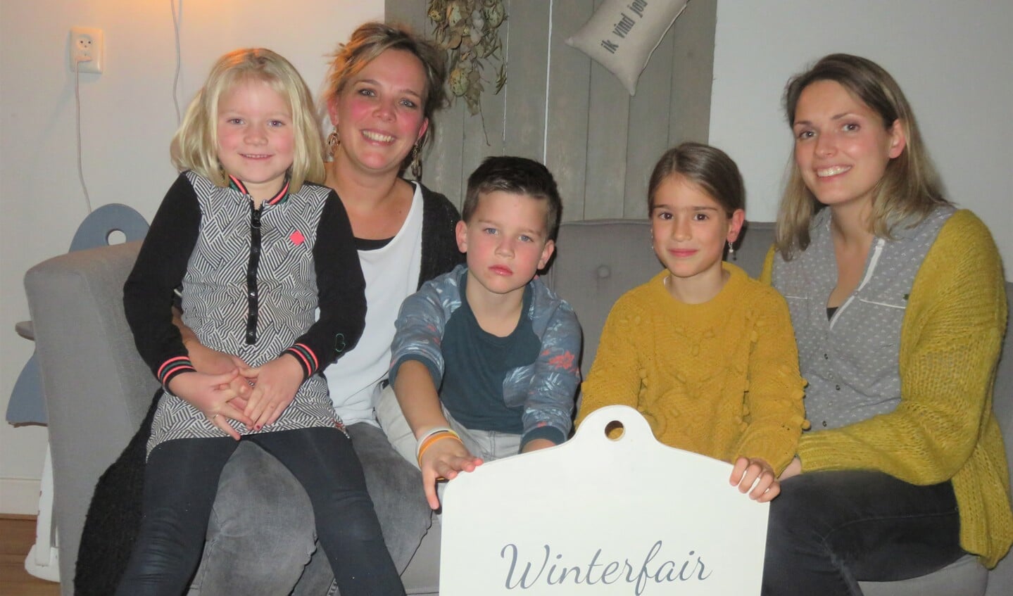Ronella en Diana (r) de actievelingen voor de winterfair in Oude uitbreiding-oost.