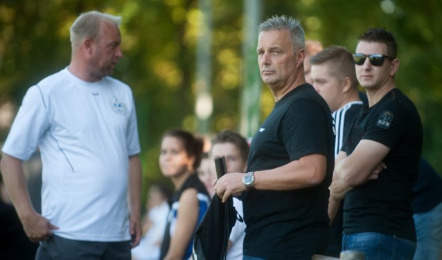 René Ribberink (midden), is de nieuwe trainer van 't Vliegdorp voor volgend seizoen.