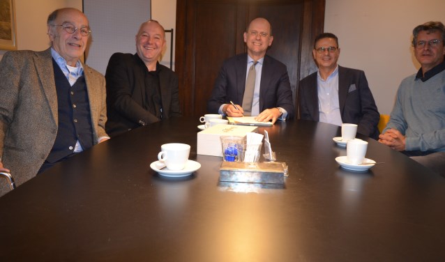V.l.n.r.: Rob van de Weerd, Bart van Asperdt, notaris Mark Sprenkels, Ed Speijer en schooldirecteur Jan Heijman