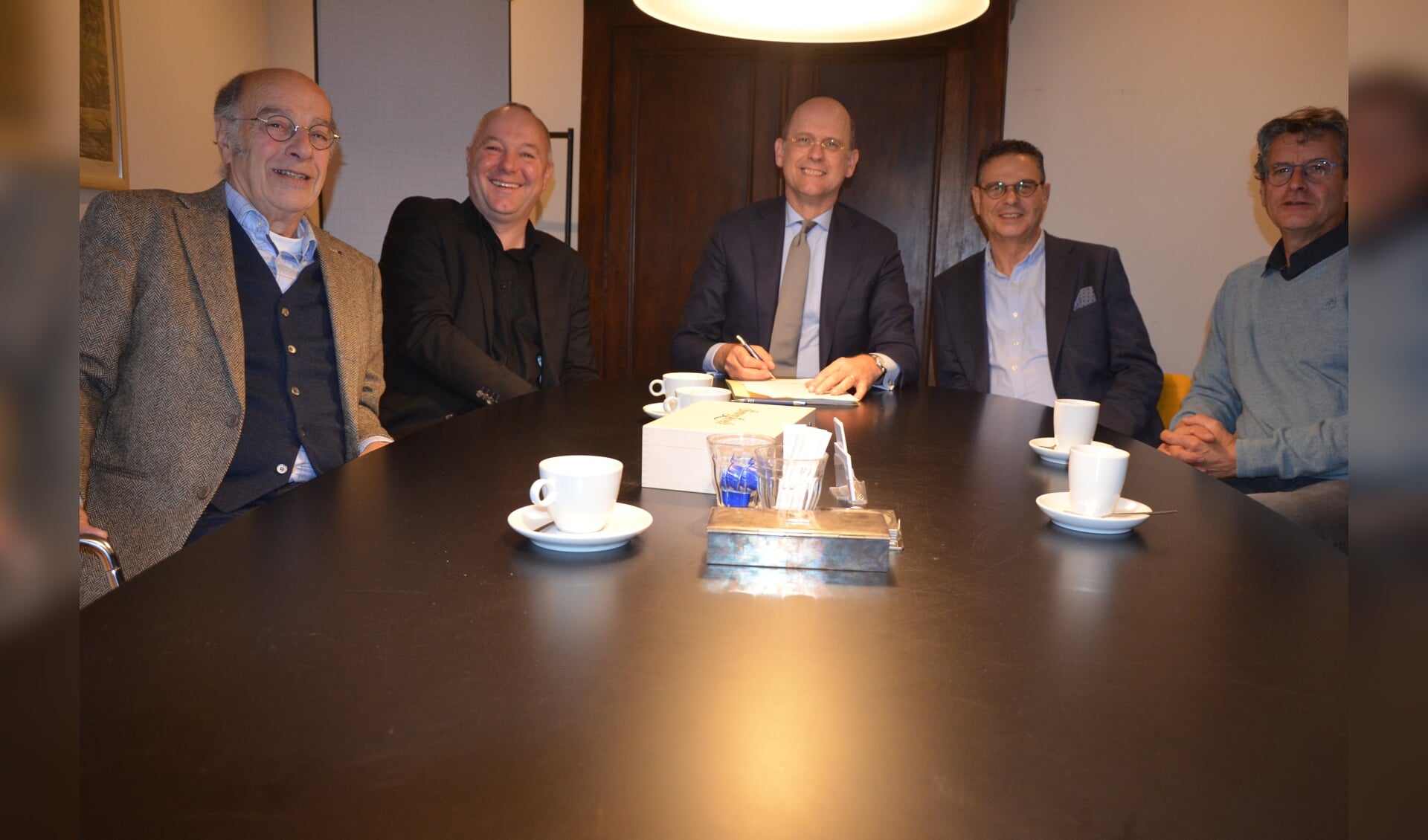 V.l.n.r.: Rob van de Weerd, Bart van Asperdt, notaris Mark Sprenkels, Ed Speijer en schooldirecteur Jan Heijman 