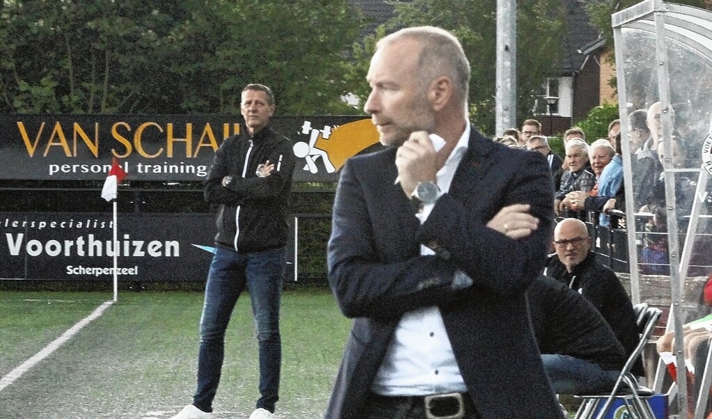 Johan de Man vertrekt aan het einde van het seizoen bij SDVB. Op de achtergrond staat Dick Eijlander.