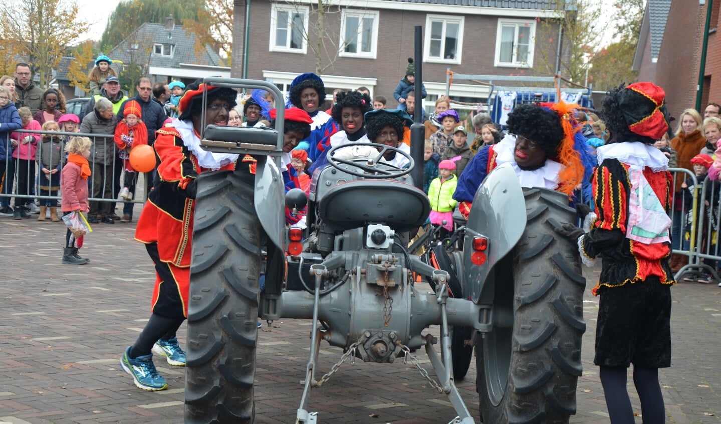 De Pieten proberen de tractor te verplaatsen