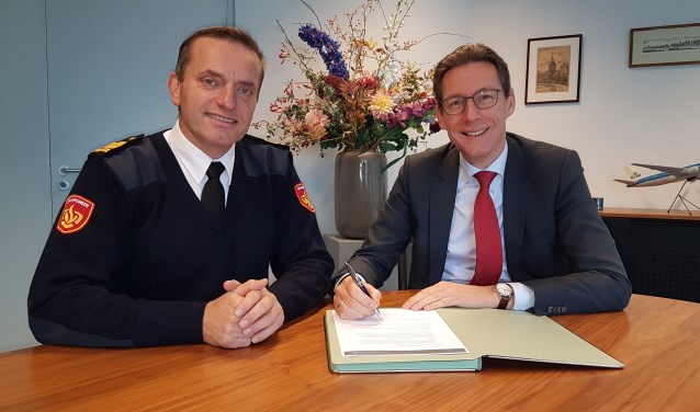 Burgemeester Tjapko Poppens en Tijs van Lieshout, commandant Brandweer Amsterdam-Amstelland ondertekenen de Dienstverleningsovereenkomst Gemeentelijke Bluswatervoorzieningen met hernieuwde afspraken over werkzaamheden van de brandweer in Amstelveen.