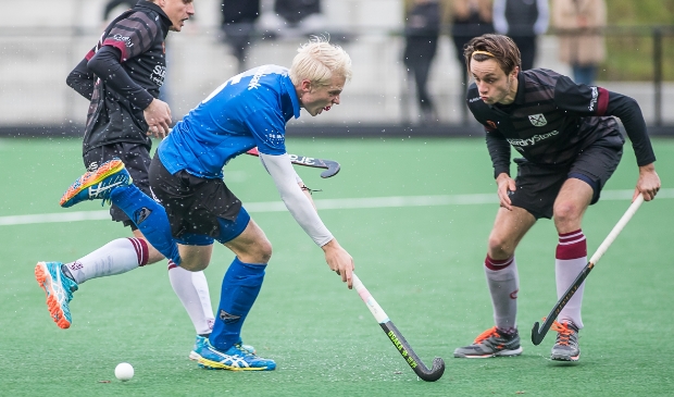 Luke Dommershuijzen (blauw shirt) maakt de overstap van MHC Ede naar de top van het Nederlandse hockey.