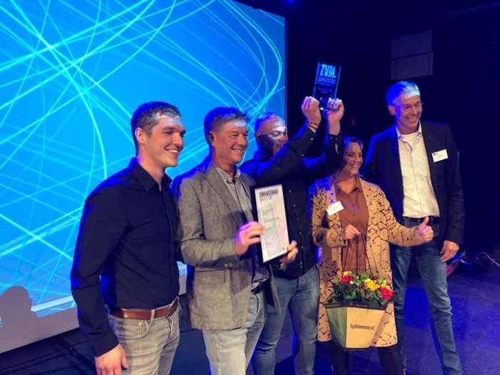 Het team van Wonnink Zonwering neemt de prijs van Zonvakker van het jaar in ontvangst.