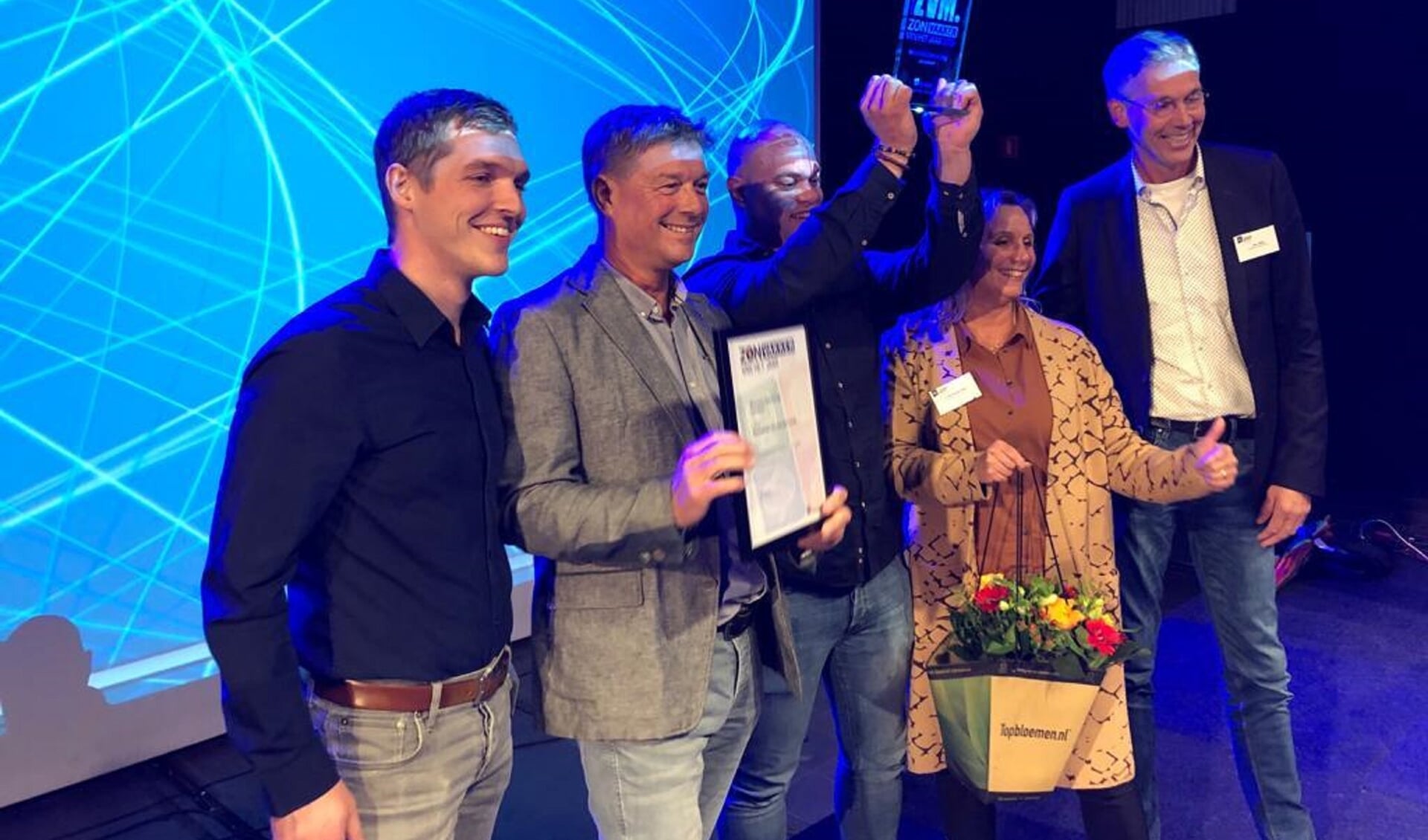Het team van Wonnink Zonwering neemt de prijs van Zonvakker van het jaar in ontvangst. 