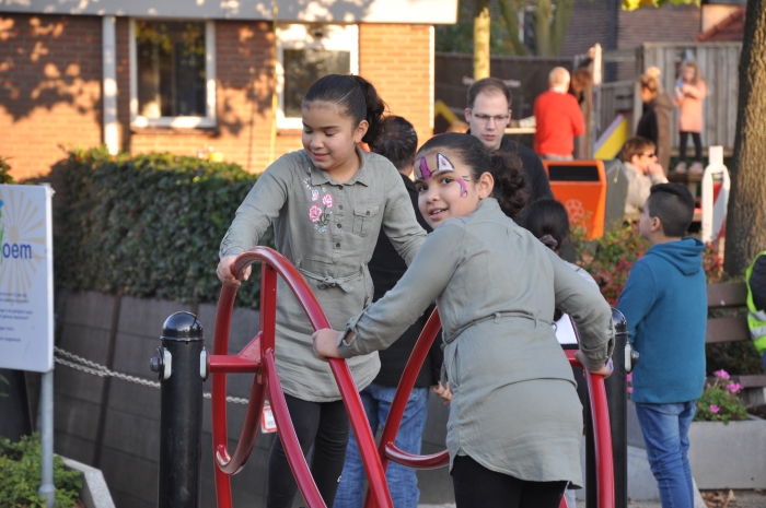 Twee meiden spelen tijdens het openingsfeest in speeltuin De Korenbloem