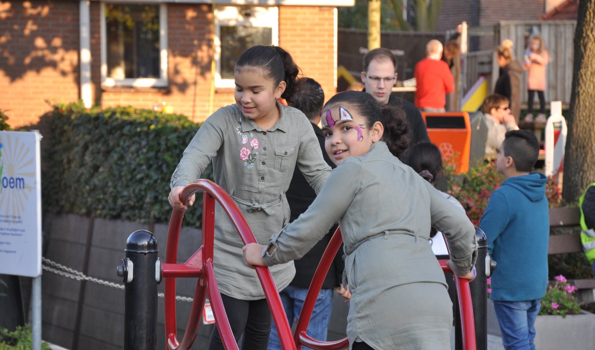 Twee meiden spelen tijdens het openingsfeest in speeltuin De Korenbloem