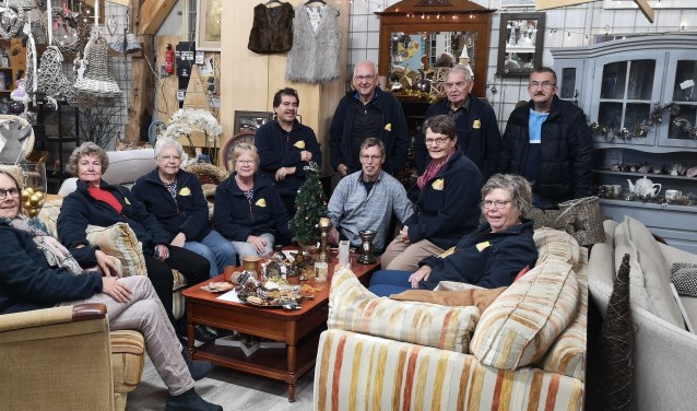 De vrijwilligers van Goedzo! brengen deze dagen de winkel in kerstsfeer