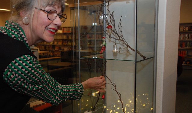 Ingrid Nagtegaal etaleert haar kerstversiering.
