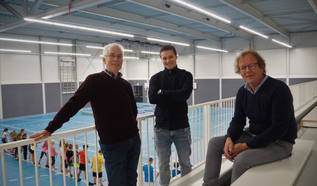 Daan van Westen (l), met Ethan van Zwol en mede-bestuurslid Nico Taverne.