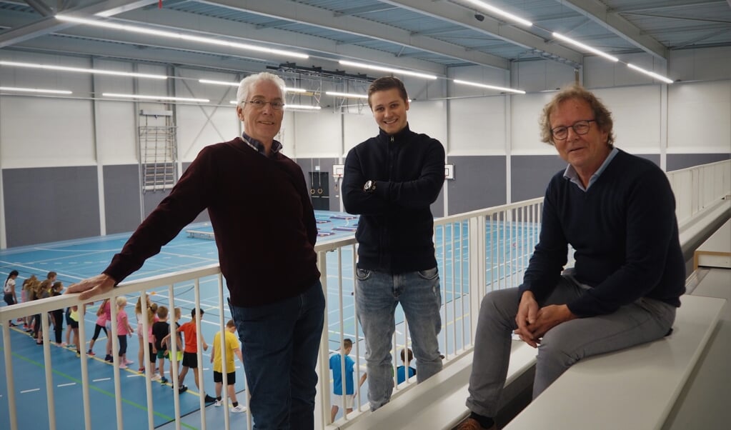 Daan van Westen (l), met Ethan van Zwol en mede-bestuurslid Nico Taverne.