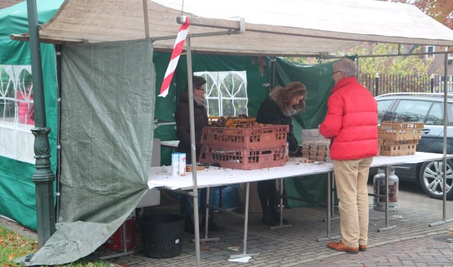 De oliebollenkraam buiten.