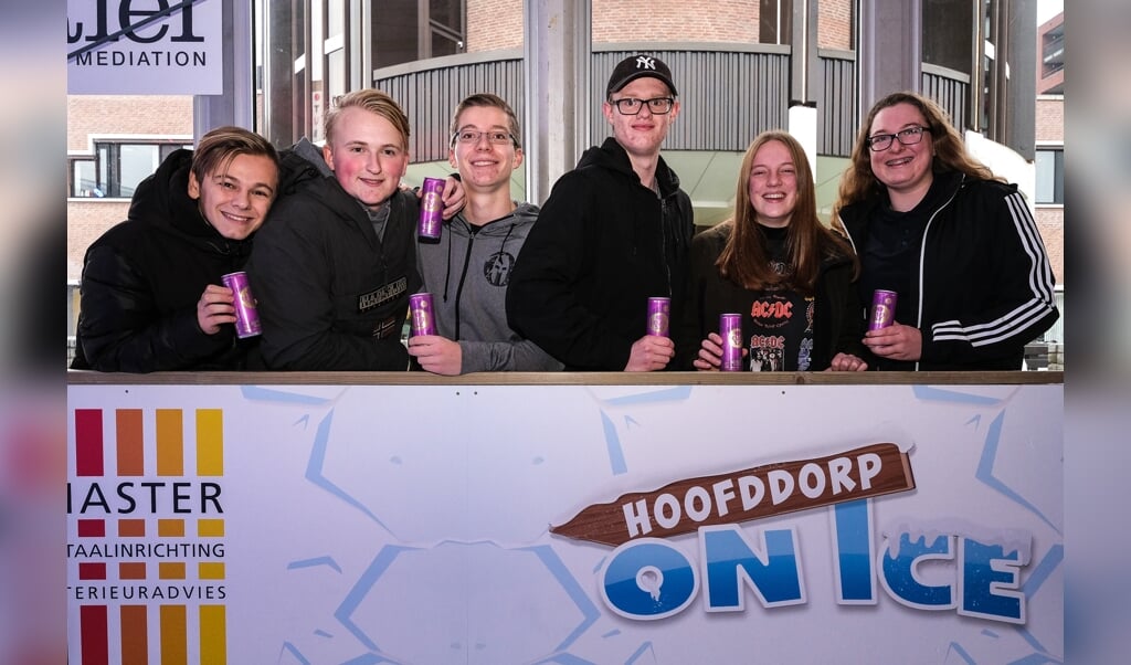 Jongeren bij Hoofddorp on Ice drinken Levelsz.