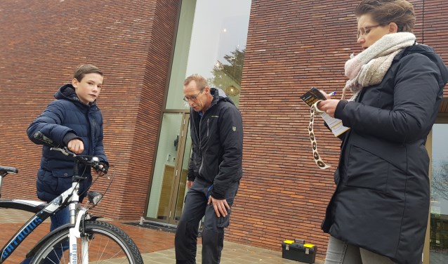 Zwaantje van de Water controleert nauwgezet de fiets van Ruben.