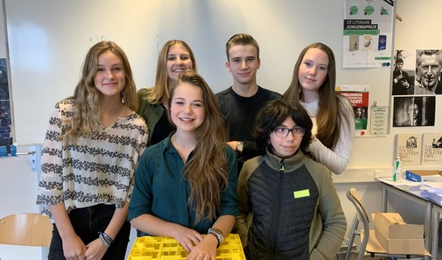 Achter: Tess Thomas, Luna Boskeljon, Sander Blankestein, Lotte Dekker, voor: Naomi Rumkorf, Massine Dahmaza.