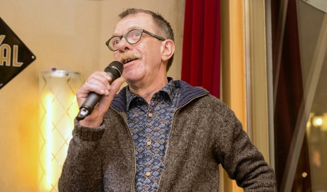 Huub Smink, eigenaar van Kafé van Zanten, ontvangt Lenaert Nicasiusspeld