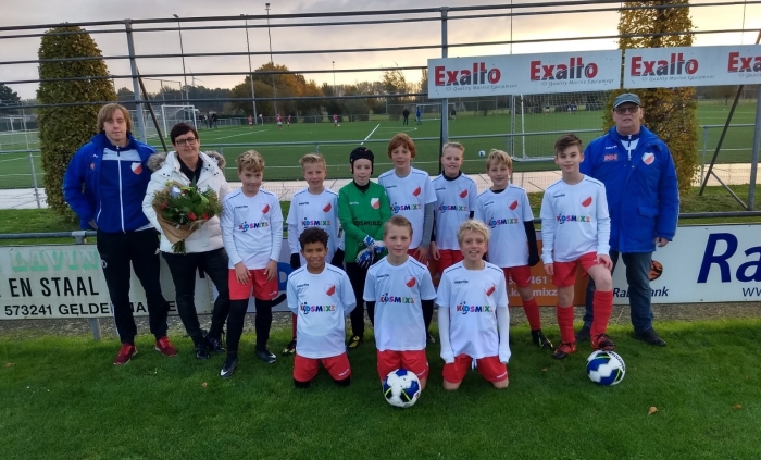 JO12-1 v.v. Hardinxveld poseert met sponsor mevrouw Kraaijveld van Kidsmix op de foto in hun nieuwe tenues