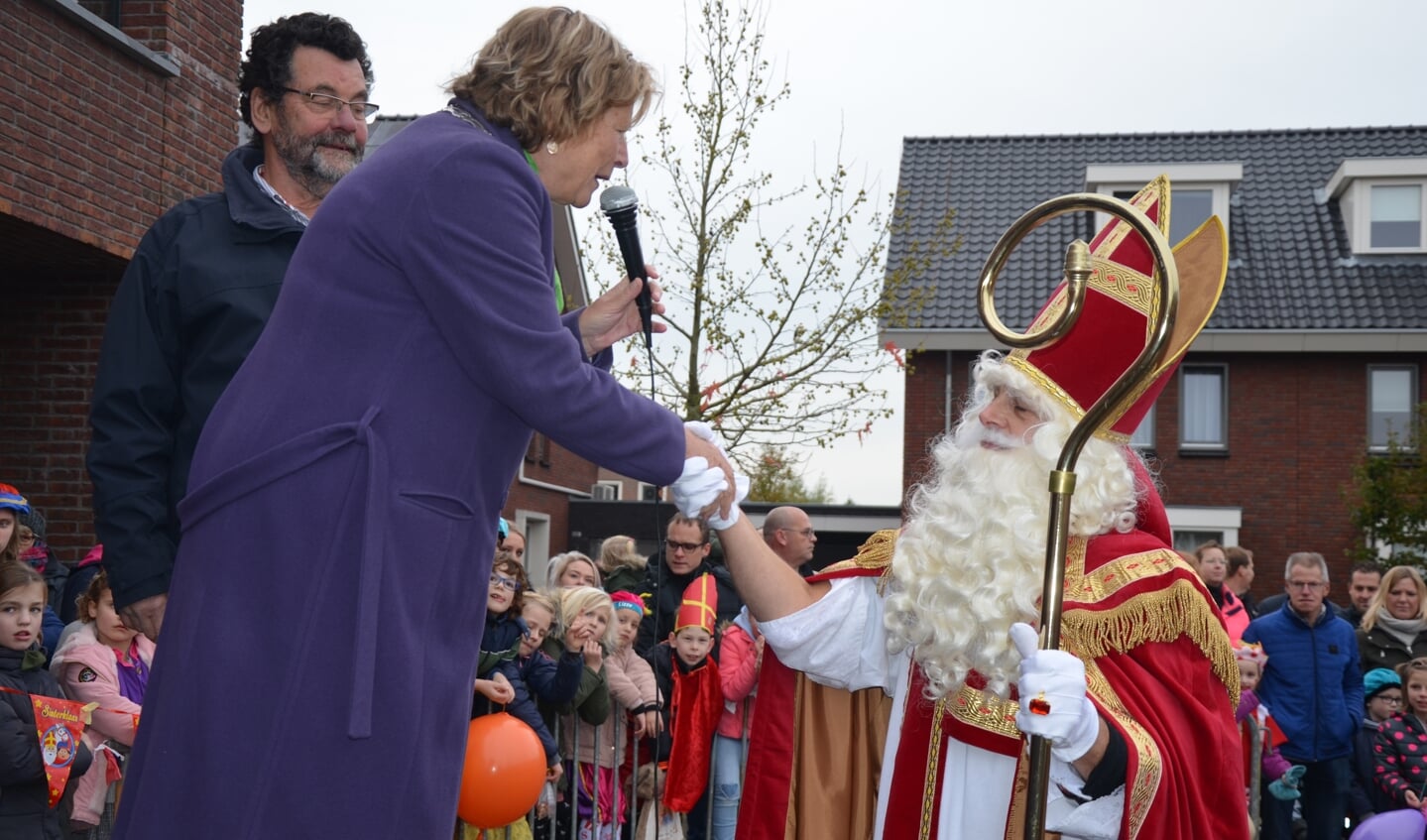 De waarnemend burgemeester begroet Sinterklaas