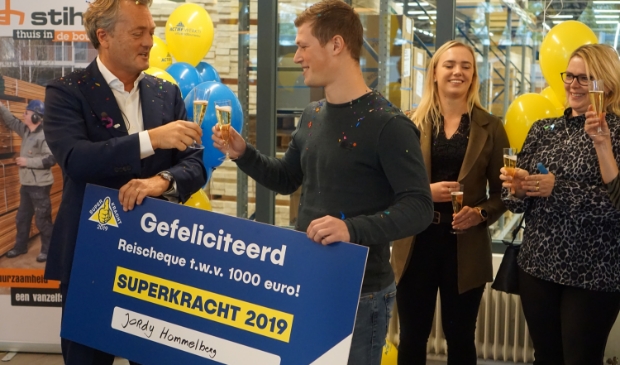 <p>Jordy ontvangt zijn prijs</p>