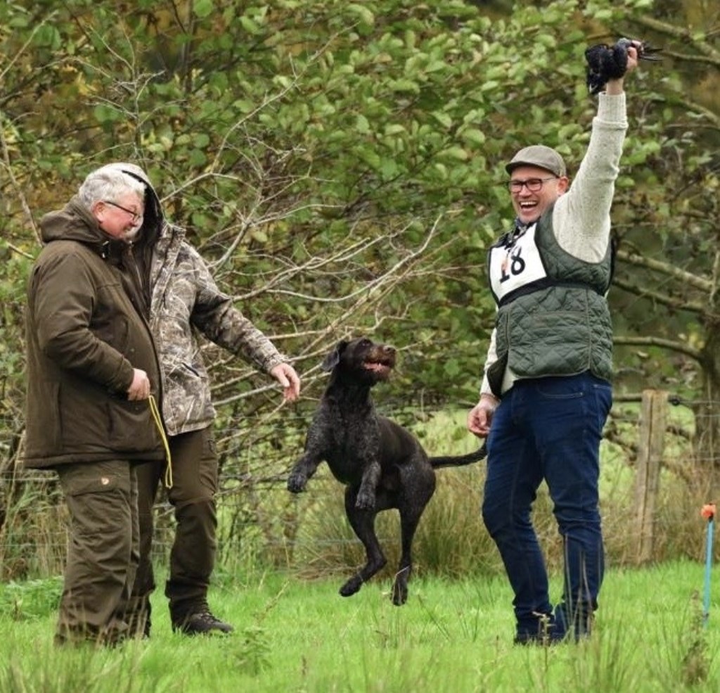 Het spannendste moment van de Nimrod. Hond Klaas moest als tiende drie apporten binnen halen maar tot dan toe had geen hond het derde apport, de kraai, binnen gehaald.