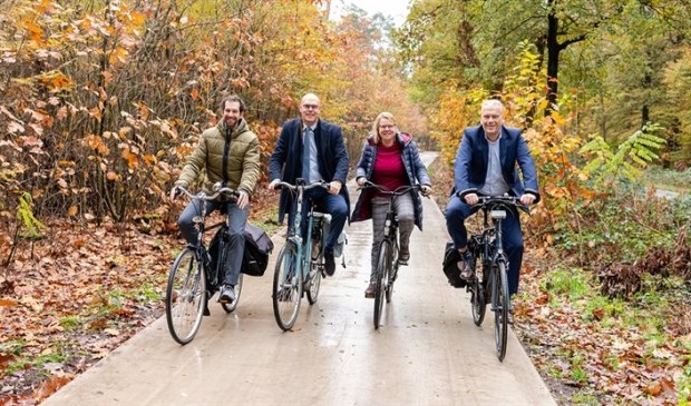 Wethouders Wouter Catsburg (Zeist), Anita Vlam (Woudenberg), en Gerrit Boonzaaijer (Utrechtse Heuvelrug) testen de vernieuwde Traayweg samen met gedeputeerde Arne Schaddelee.