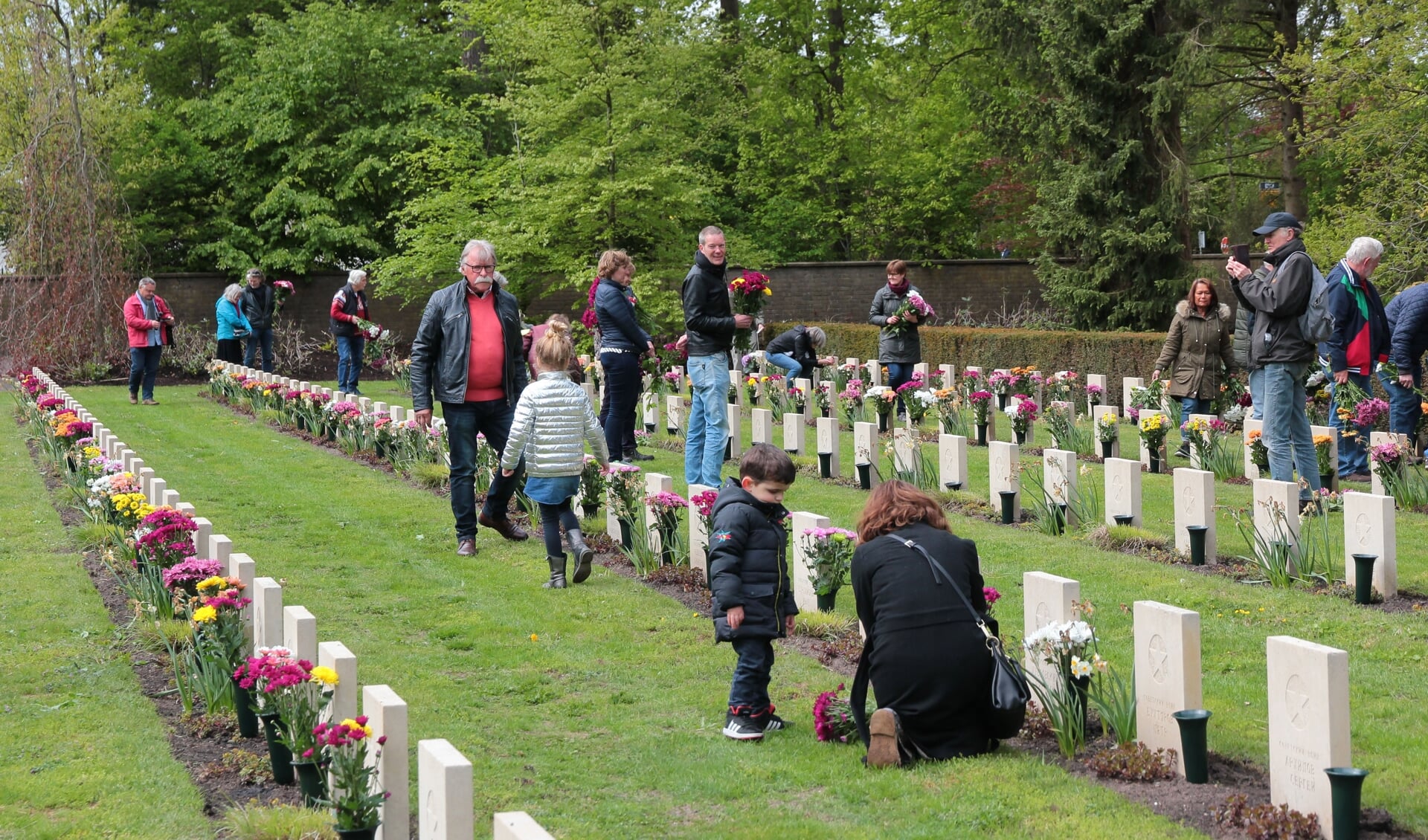 Mensen die een graf adopteerden kwamen in het voorjaar langs om bloemen te plaatsen bij het graf van een Russische soldaat.