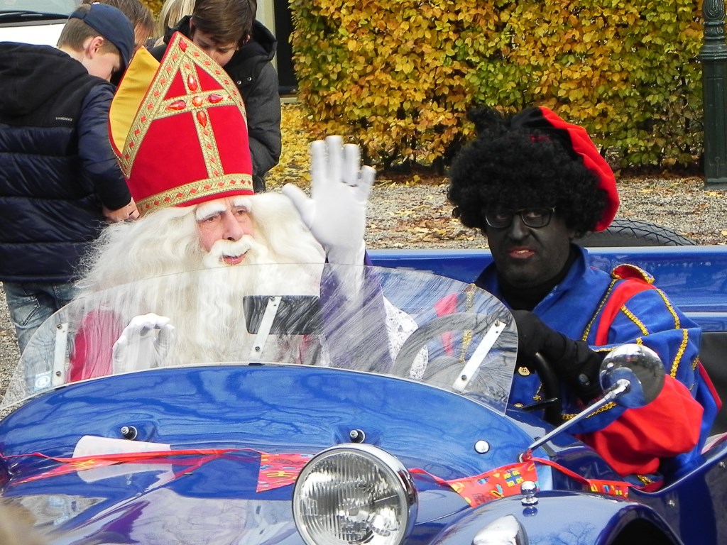 Sinterklaas kwam aan in zijn Sintmobiel: een VW Buggy uit 1965.