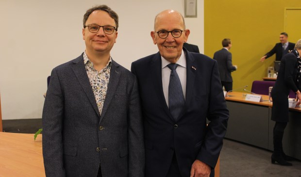 Initiatiefnemers David Jimmink (l) en Jan de Jong voor aanvang van de raadsvergadering
