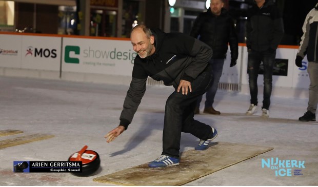 Wilbert van den Burg kwam vorig jaar voor het eerst in contact met de ijsbaan, toen hij werd gevraagd om in te vallen in een curlingteam