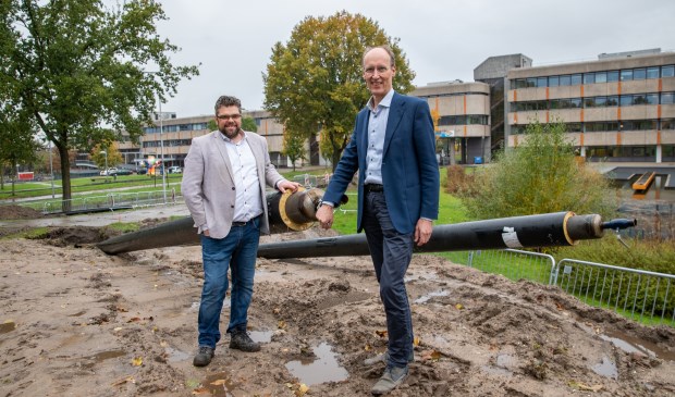 Wethouder Lex Hoefsloot en directeur van Warmtebedrijf Ede Valentijn Kleijnen bij de uitbreiding van het slimme groene warmtenet op het Raadhuisplein.
