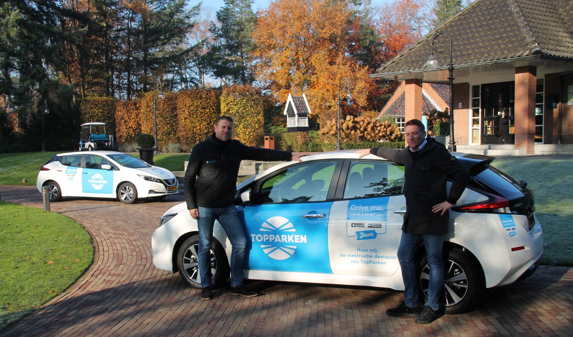 Wouter van Veen en Peter Bergervoet, eigenaar TopParken staan bij nieuwe deelauto's die beschikbaar zijn op De Scheleberg