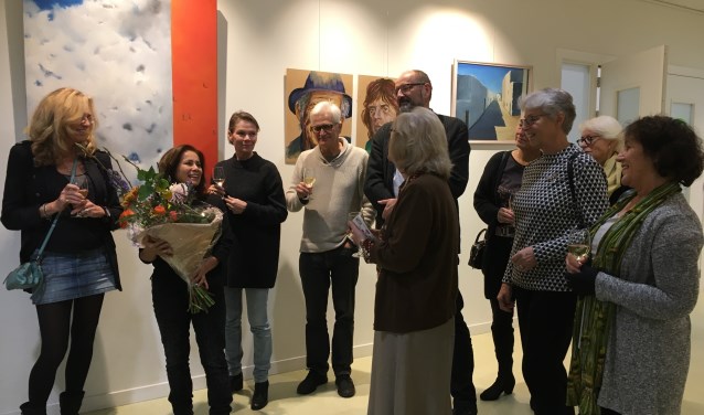 Sonja Jansen in de bloemen bij expositie Amstel Art School