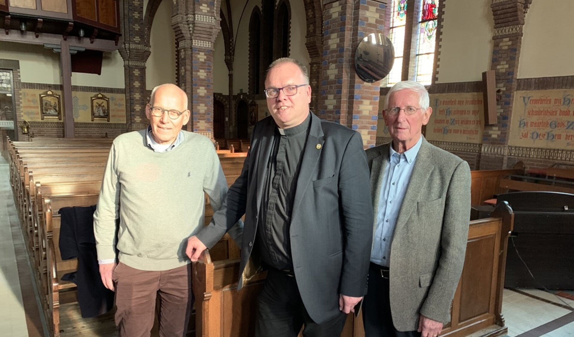 Ton van den Boogaart (links) en Wim Burgering (rechts) met pastoor Harrold Zemann (midden) die onder andere in Kerkcentrum Odulf de eucharistievieringen leidt.