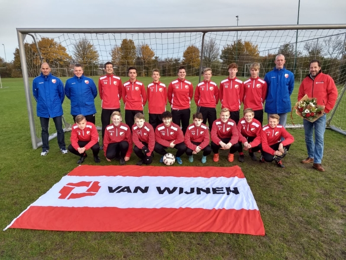Spelers en trainers van de JO17-2 poseren samen met dhr. van MImpen namens sponsor Van Wijnen in hun nieuwe trainingspakken