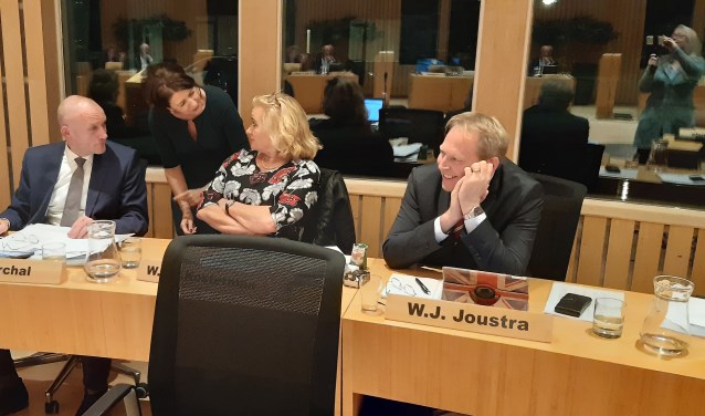 Wethouders Hans Marchal, Wil Kosterman en Willem Joustra - met staand de gemeentesecretaris