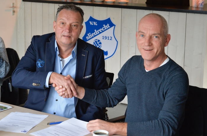 Op de foto André van Dijk van VV Sliedrecht(l) en Edwin Bronwasser van Impuls Ontwerpt.