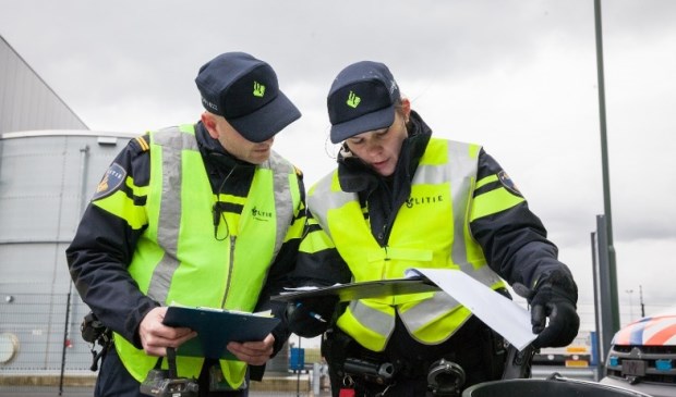 Agenten controleren gegevens.