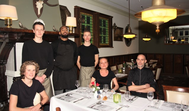 Een deel van de crew van De Oude Meerpaal in de Kionzaal. "Leg aan en laat je verrassen."