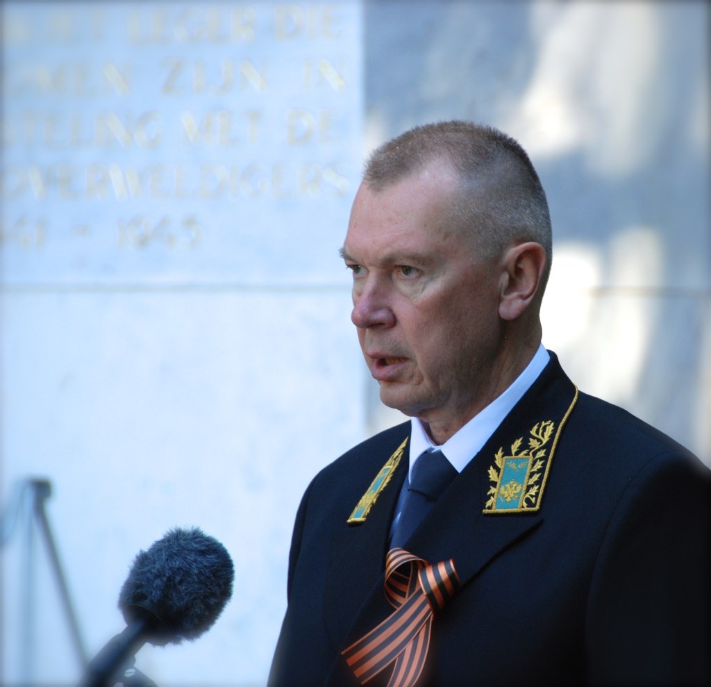 Ambassadeur Sjoelgin op het Ereveld tijdens zijn toespraak op Overwinningsdag, 9 mei 2019.