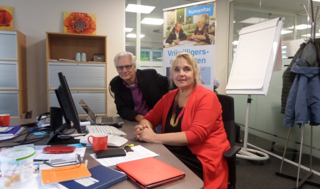Bestuurslid Dennis Dijkstra en coördinator Linda van het Kaar aan het werk op het kantoor van Humanitas Zuid-Kennemerland.
