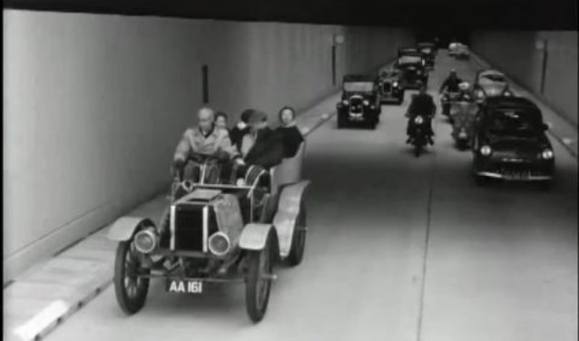 De eerste auto's in de Velsertunnel.