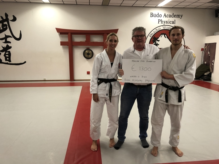 Thijs van Hunnik krijgt van team BAP de cheque overhandigd