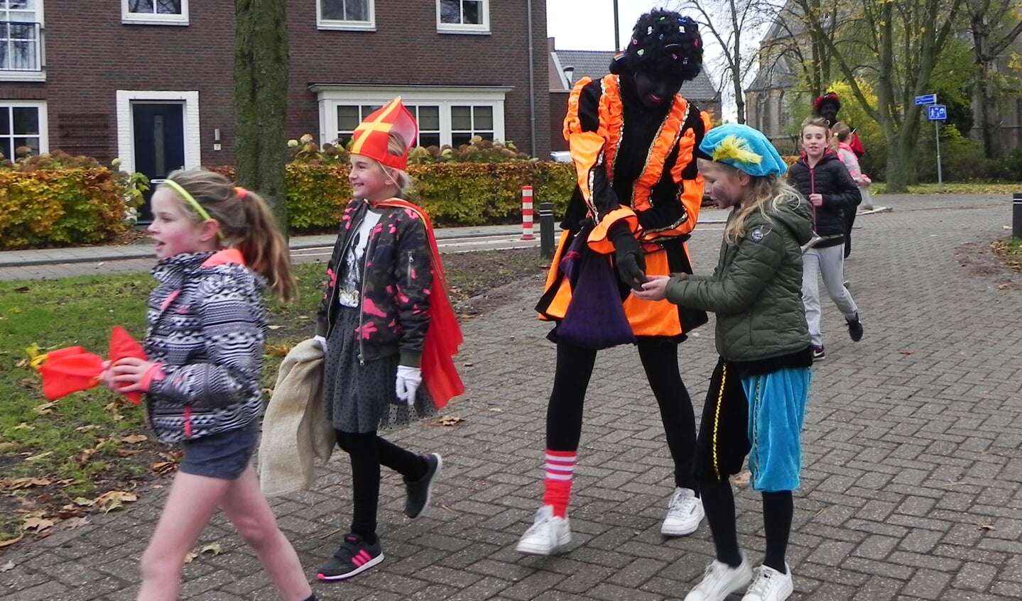 Er waren Zwarte Pieten in kleurige kledij: deze in het oranje was populair bij de meisjes.