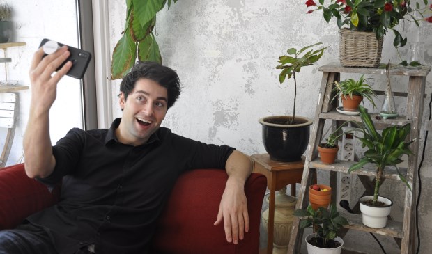 Ivo Jager vloggend in zijn appartement op de Vletweide