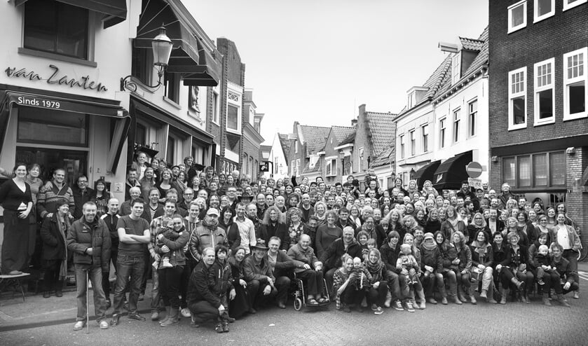 De groepsfoto van aanwezigen tijdens het 33-jarig jubileum.