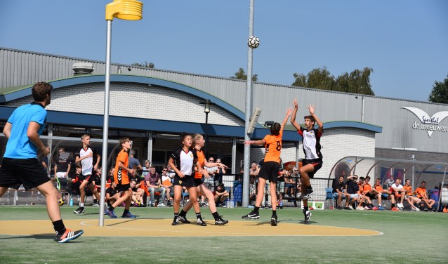 Een van de jeugdteams in actie.