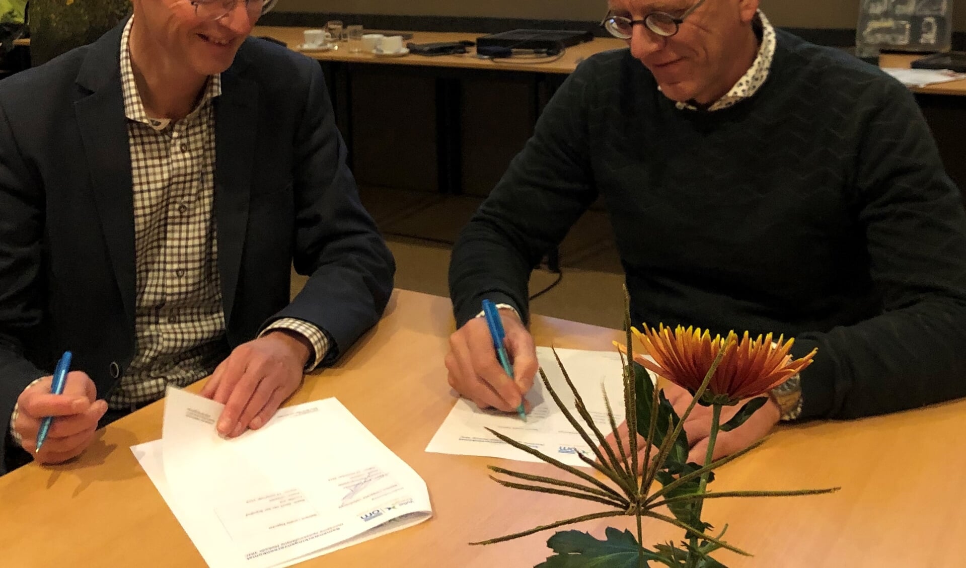 Geurt van den Brandhof (initiatiefnemer) en Roel Henderickx (namens ValleiEnergie) tekenden de samenwerkingsovereenkomst.