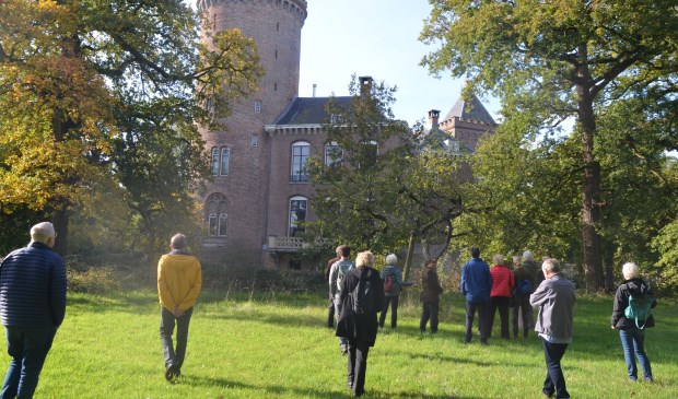 De gasten genoten in en buiten het kasteel