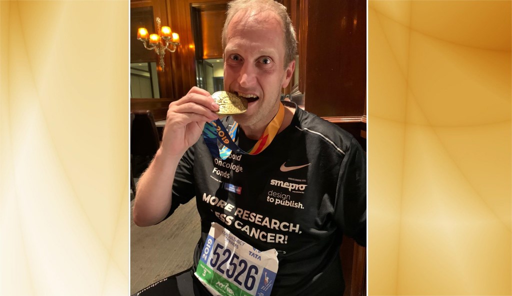 Rudi Assink toont vanuit New York zijn felbegeerde medaille.